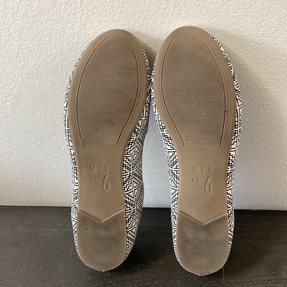 Women’s ballet flats, Mix No. 6. Size 8.5 White with black pattern. - Picture 4 of 6
